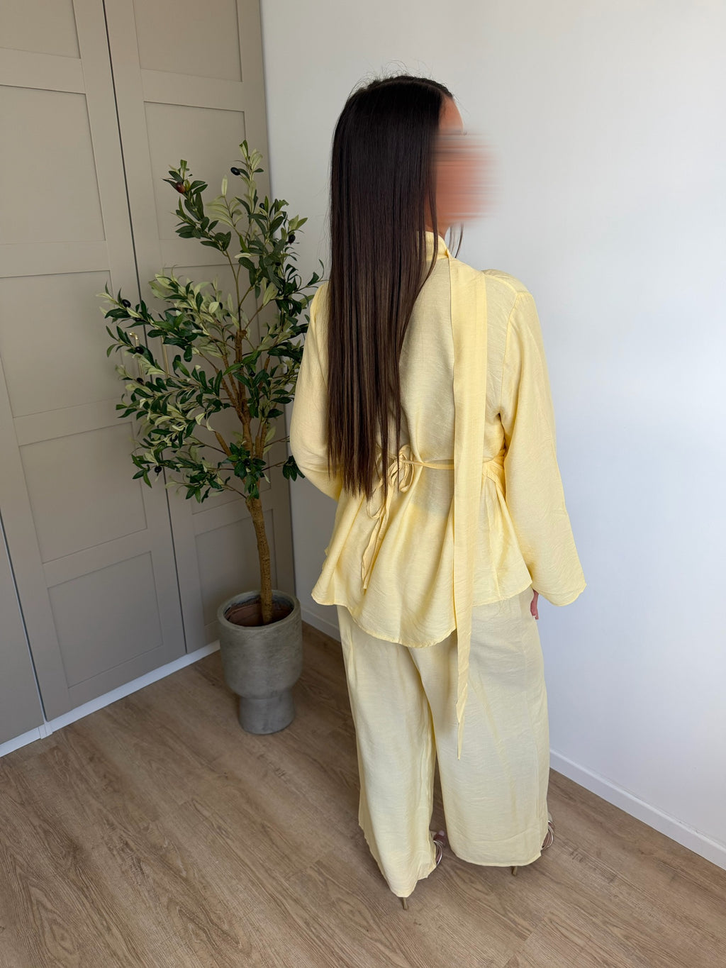 Ensemble croisé jaune pastel