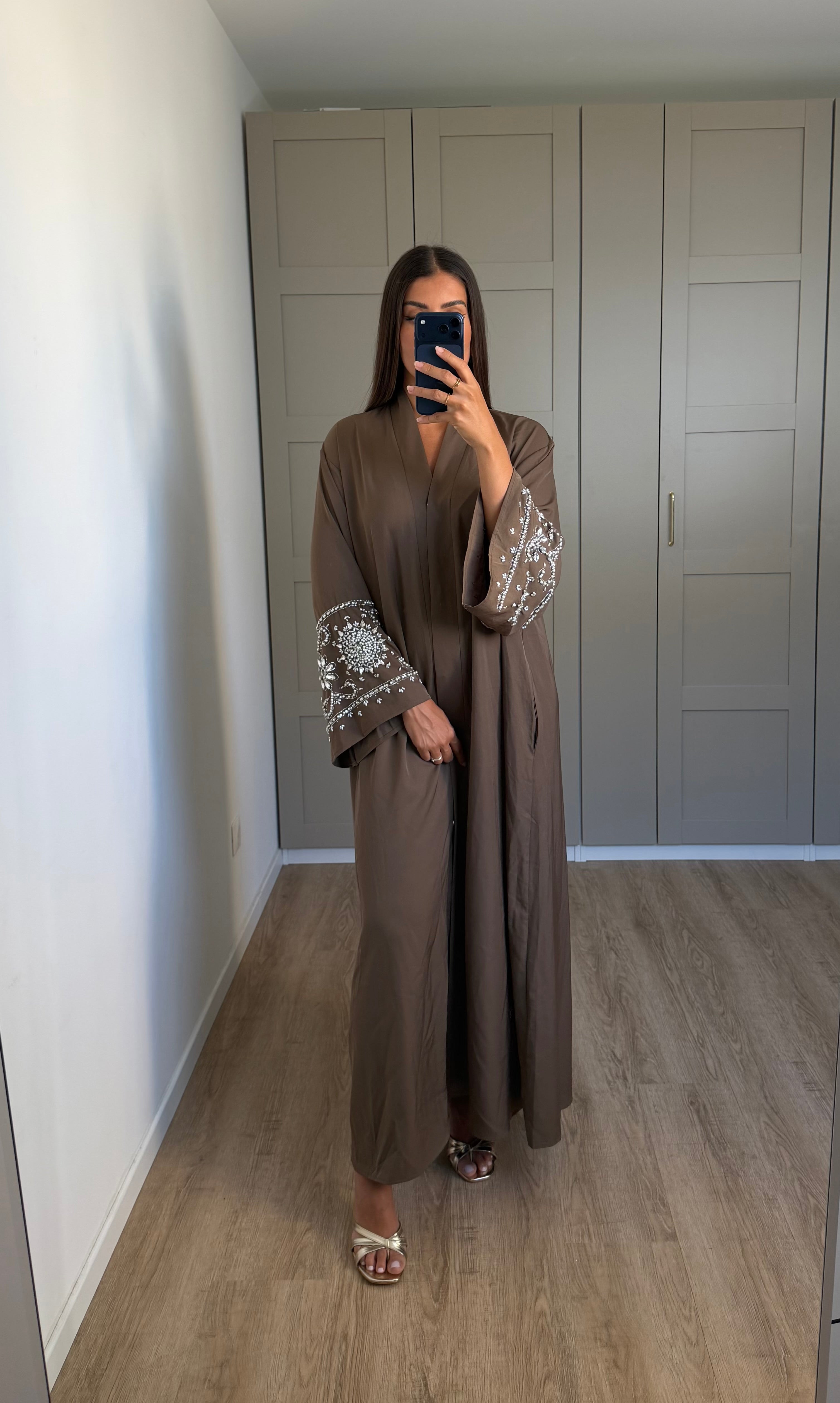 Abaya manches perlées taupe foncé